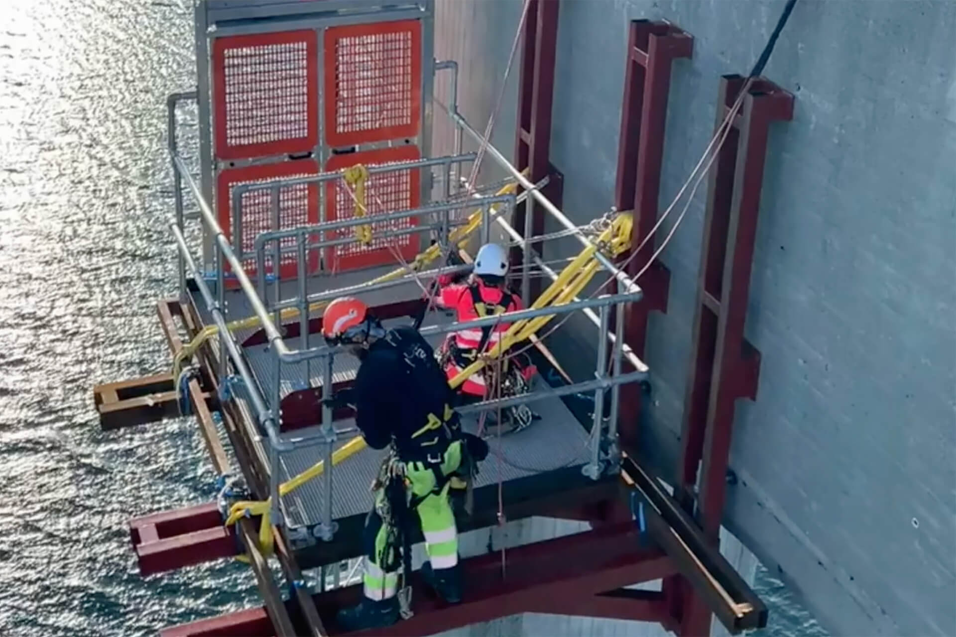 Davai installing the bridge platforms manufactured by Ålsrode